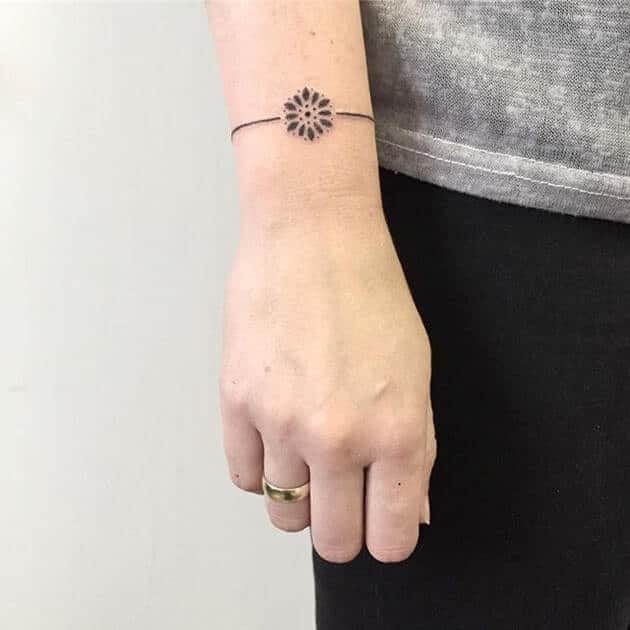 Mẫu tatoo vòng tròn đơn giản và nhẹ nhàng ở cổ tay
