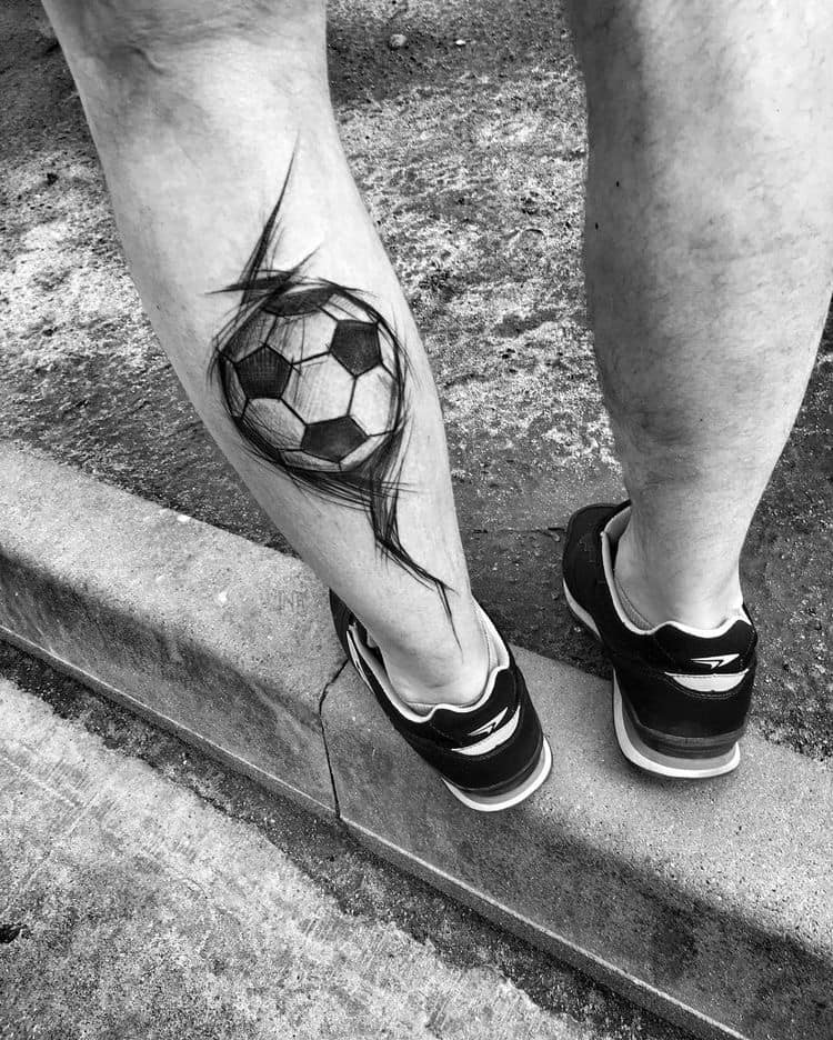 Mẫu tattoo bóng đá đơn giản ở chân