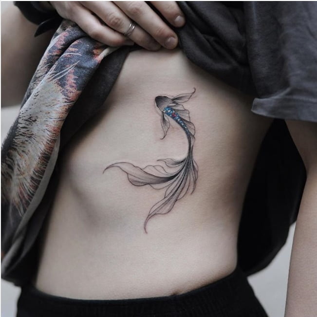 Mẫu tattoo cá chép cực đẹp ở hông cho nữ