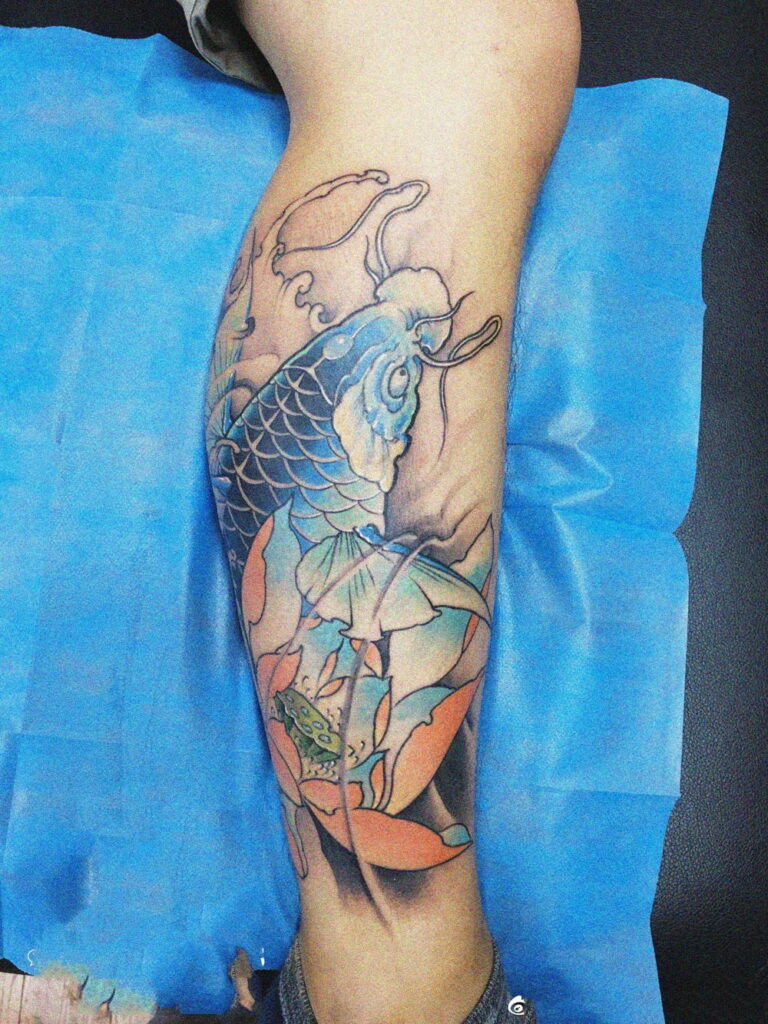 Mẫu tattoo cá chép ở bắp chân đẹp