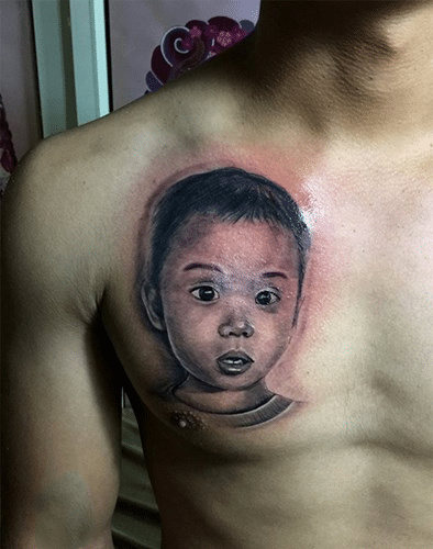 Mẫu tattoo chân dung con ở ngực hay