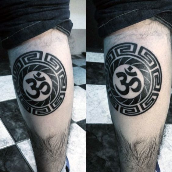 Mẫu tattoo chữ Om ấn tượng ở bắp chân