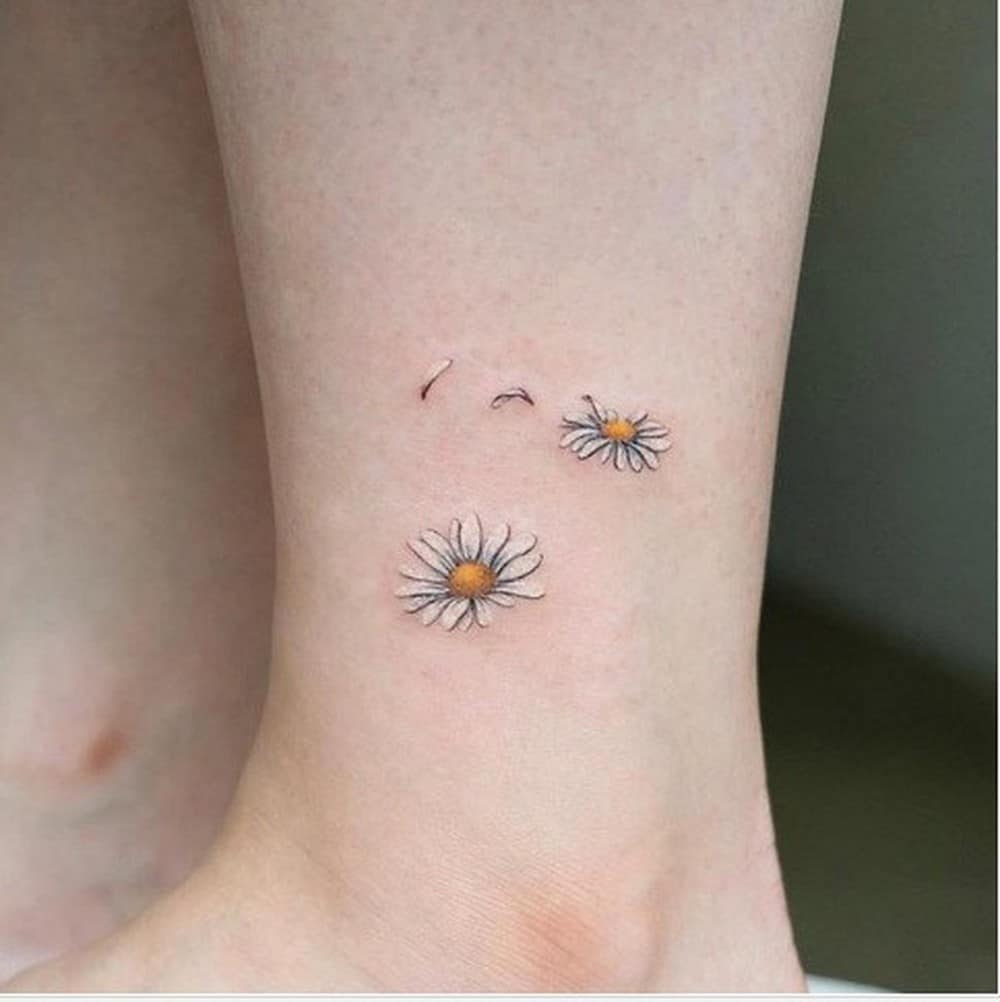 Mẫu tattoo cúc họ mi đằm thắm cho nàng ở cổ chân