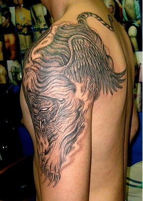 Mẫu tattoo hổ có cánh ở vai sắc sảo