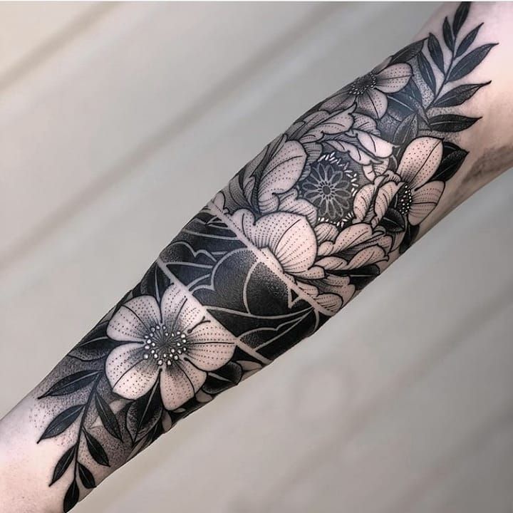 Mẫu tattoo hoa đẹp ở cánh tay cho nữ