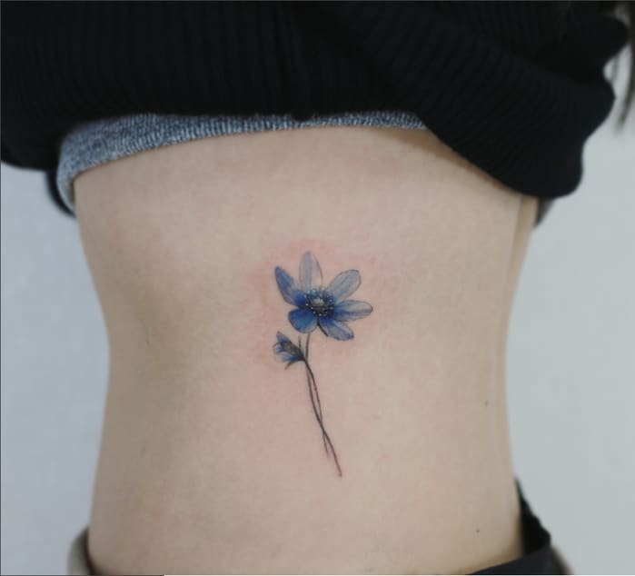 Mẫu tattoo hoa nhẹ nhàng và hút mắt ở hông eo