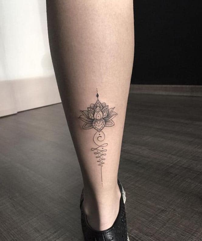 Mẫu tattoo hoa sen cách điệu ở chân