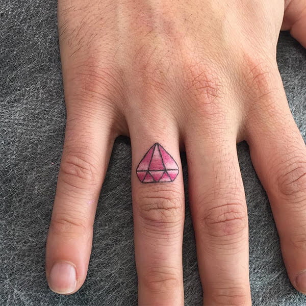 Mẫu tattoo kim cương nhỏ ở ngón tay