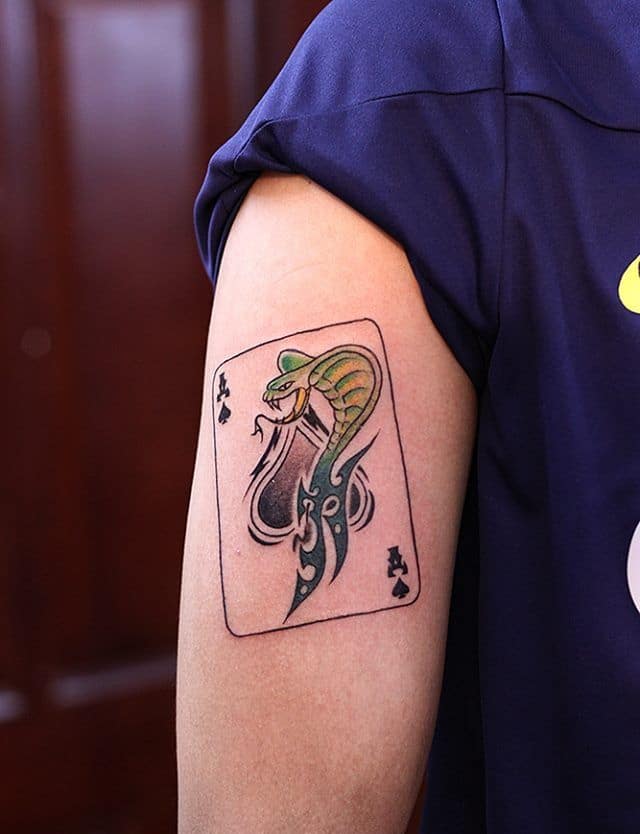 Mẫu tattoo lá bài át cùng rắn hổ mang chất ngầu