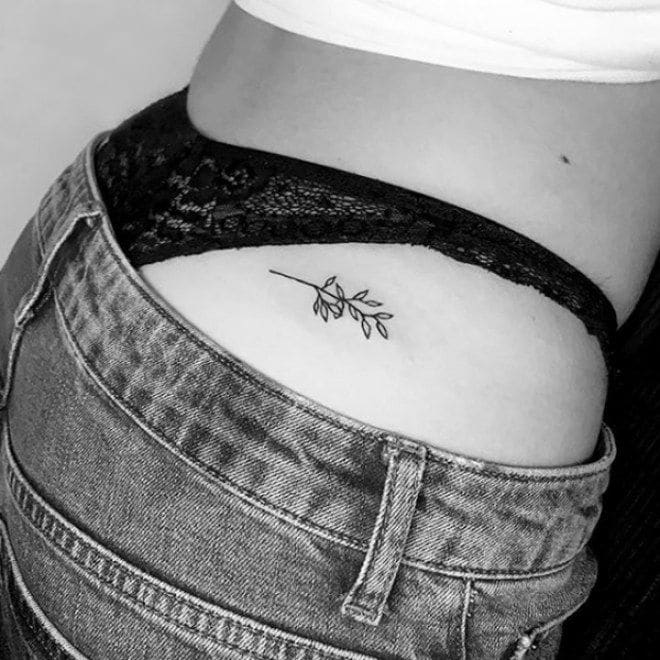 Mẫu tattoo nhành hoa ở mông đẹp