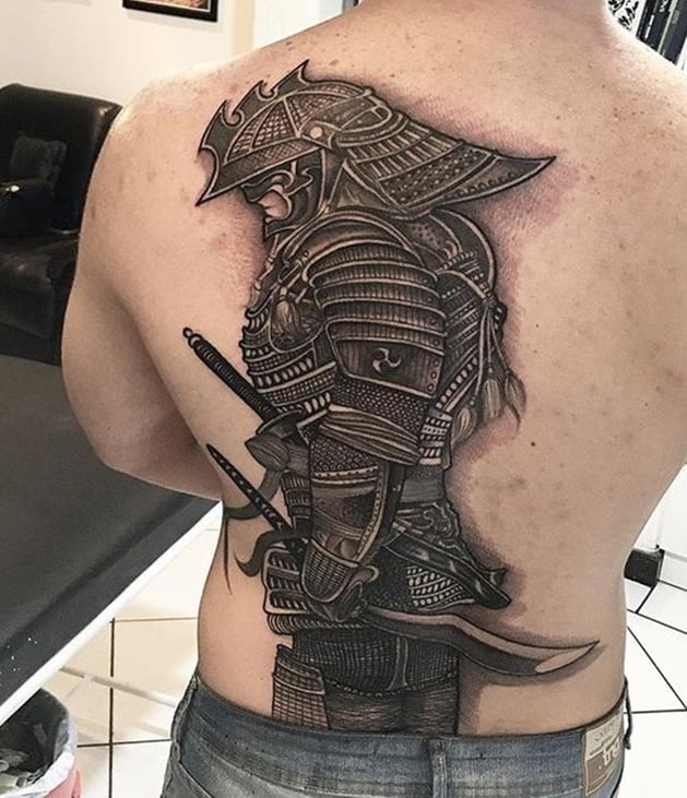 Mẫu tattoo samurai sau sống lưng sắc đường nét và chân thực