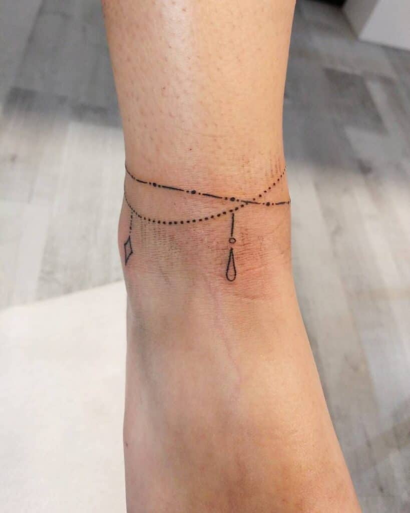Mẫu tattoo vòng chân cho con gái