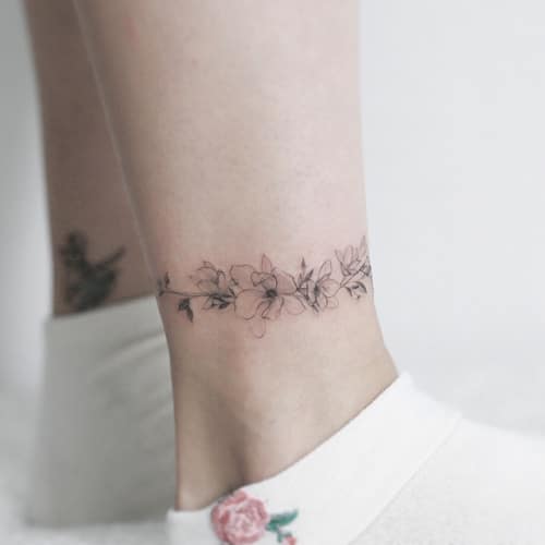 Mẫu tattoo vòng hoa ở cổ chân cuốn hút và gợi cảm cho phái đẹp