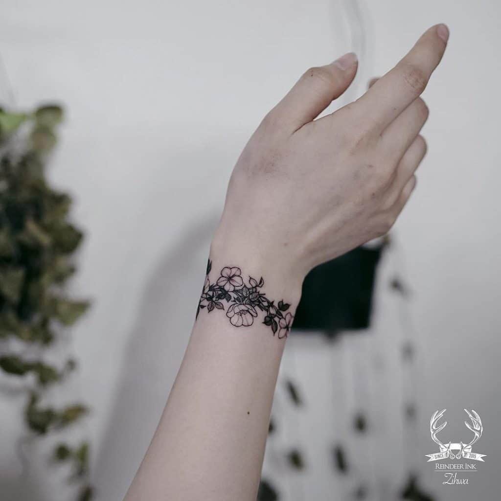 Mẫu tattoo vòng tay nữ xinh xắn