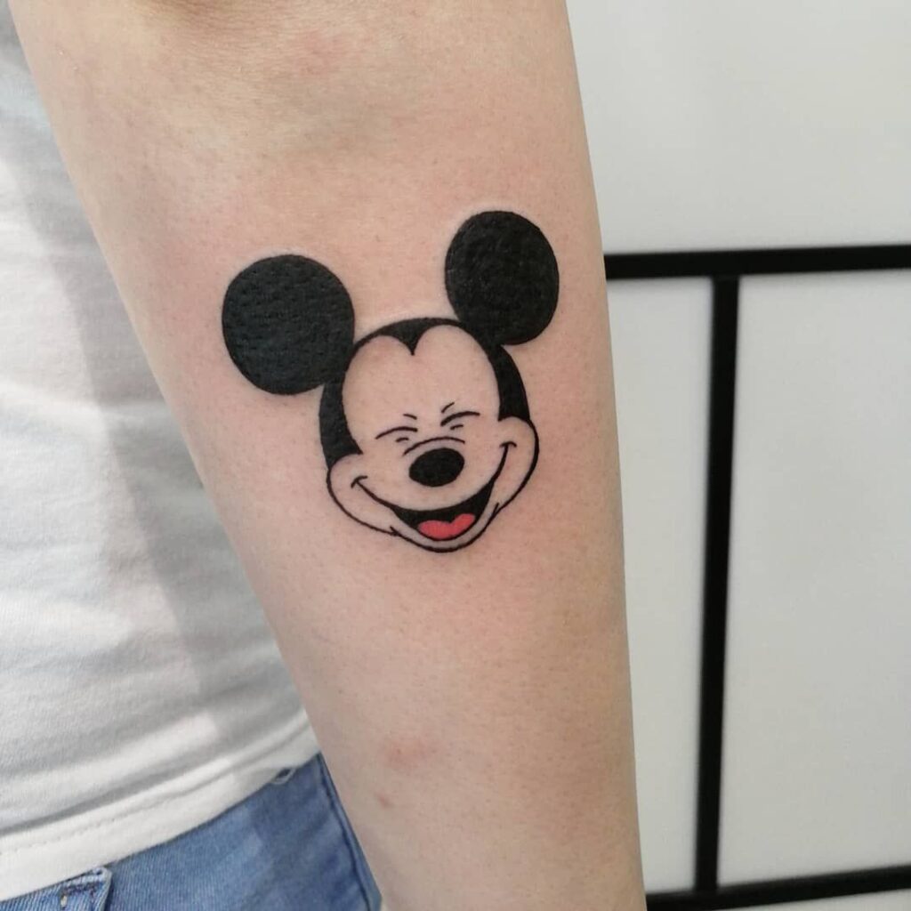Mẫu xăm chuột Mickey cười trên tay