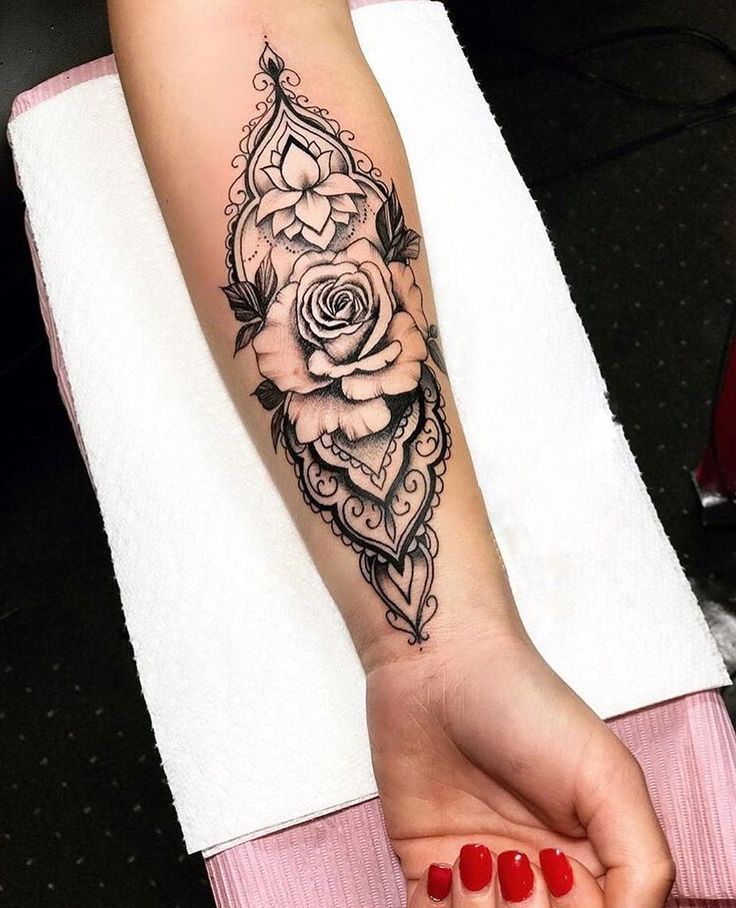 Mẫu xăm hoa hồng ở cánh tay nữ