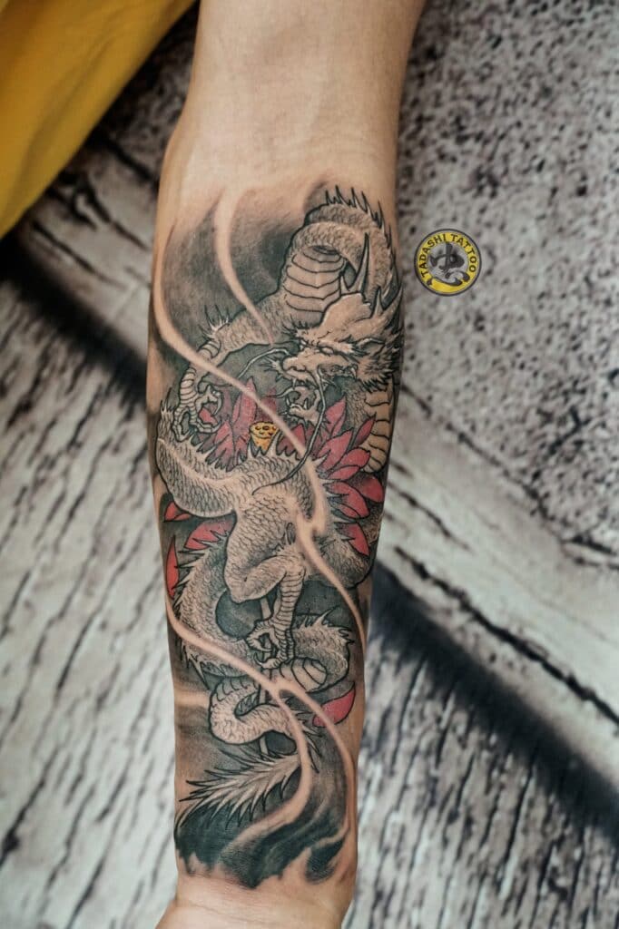 Tattoo nửa cánh tay đẹp: Một hình xăm trên nửa cánh tay có thể thể hiện được tính cách và sự độc đáo của người sở hữu, chúng tôi sẽ giúp bạn khám phá những mẫu hình xăm nửa cánh tay đẹp và ấn tượng.