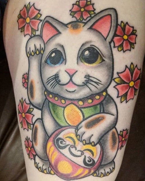 Mèo thần tài và daruma cách điệu tạo nên mẫu tattoo đáng yêu