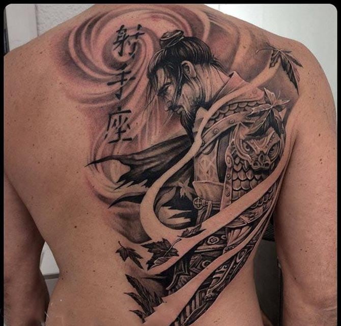 Nam tính và ăn chơi sành điệu với tattoo samurai ở lưng