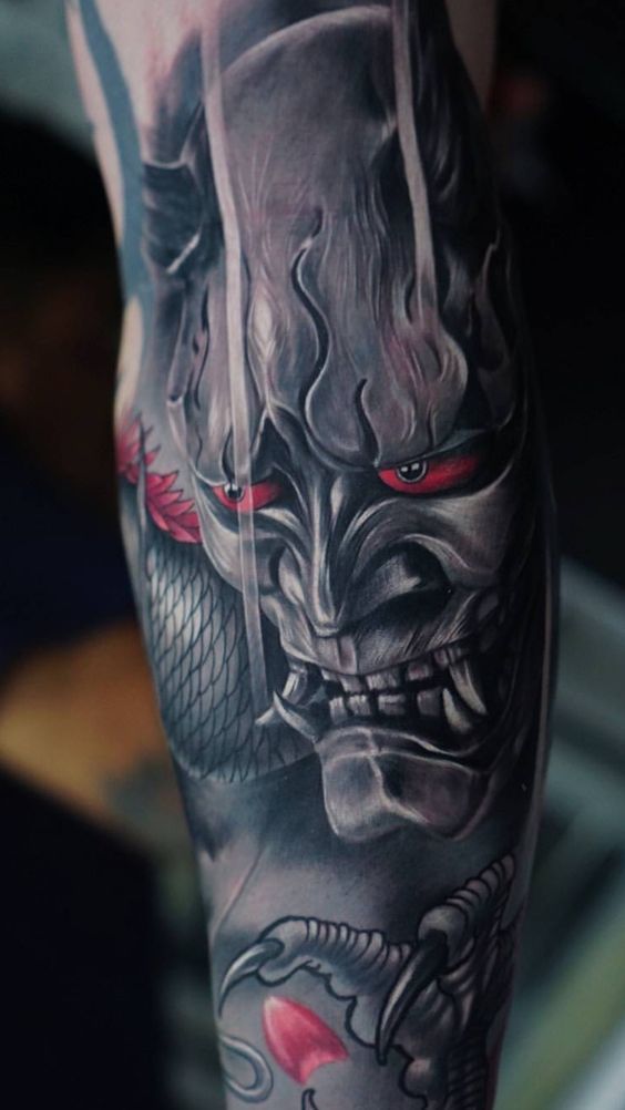 Quỷ Oni hung dữ và ghê rợn khắc họa thành hình xăm ở chân