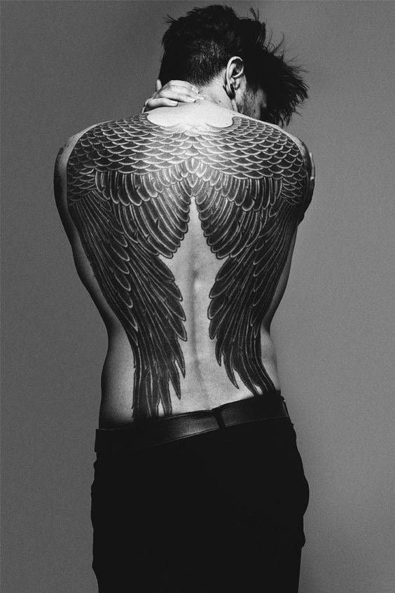Say mê vẻ đẹp của hình tattoo cánh thiên thần ở lưng