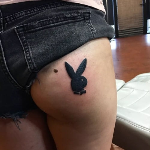 Tattoo biểu tượng thỏ playboy ở mông đẹp