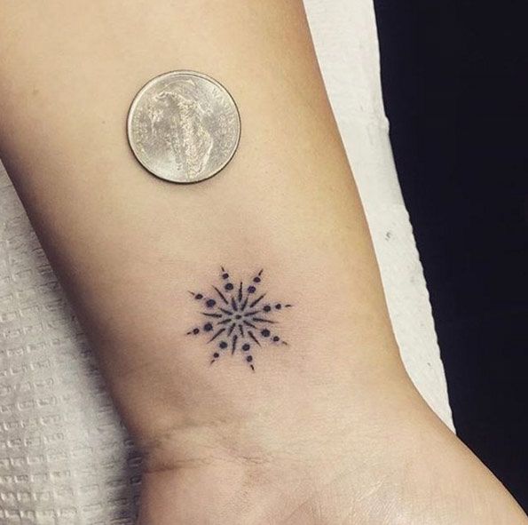 Tattoo bông hoa tuyết ở cổ tay nhỏ mini