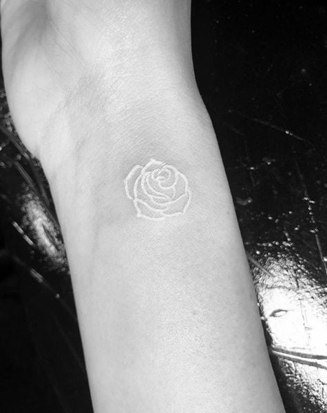 Tattoo bông hồng nhỏ xinh trắng tinh khiết