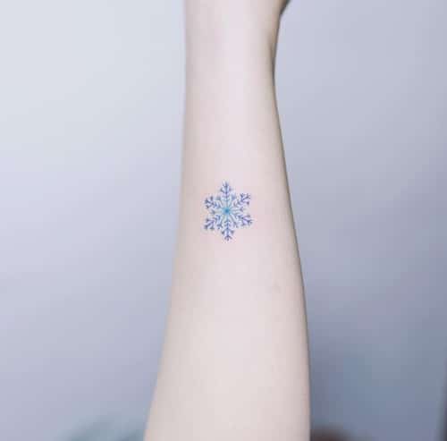 Tattoo bông tuyết mini đẹp cho người mệnh mộc
