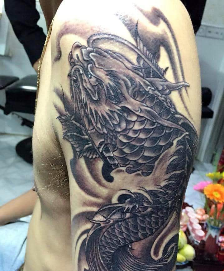 Tattoo cá chép hóa rồng đen trắng mạnh mẽ và cuốn hút phái mạnh