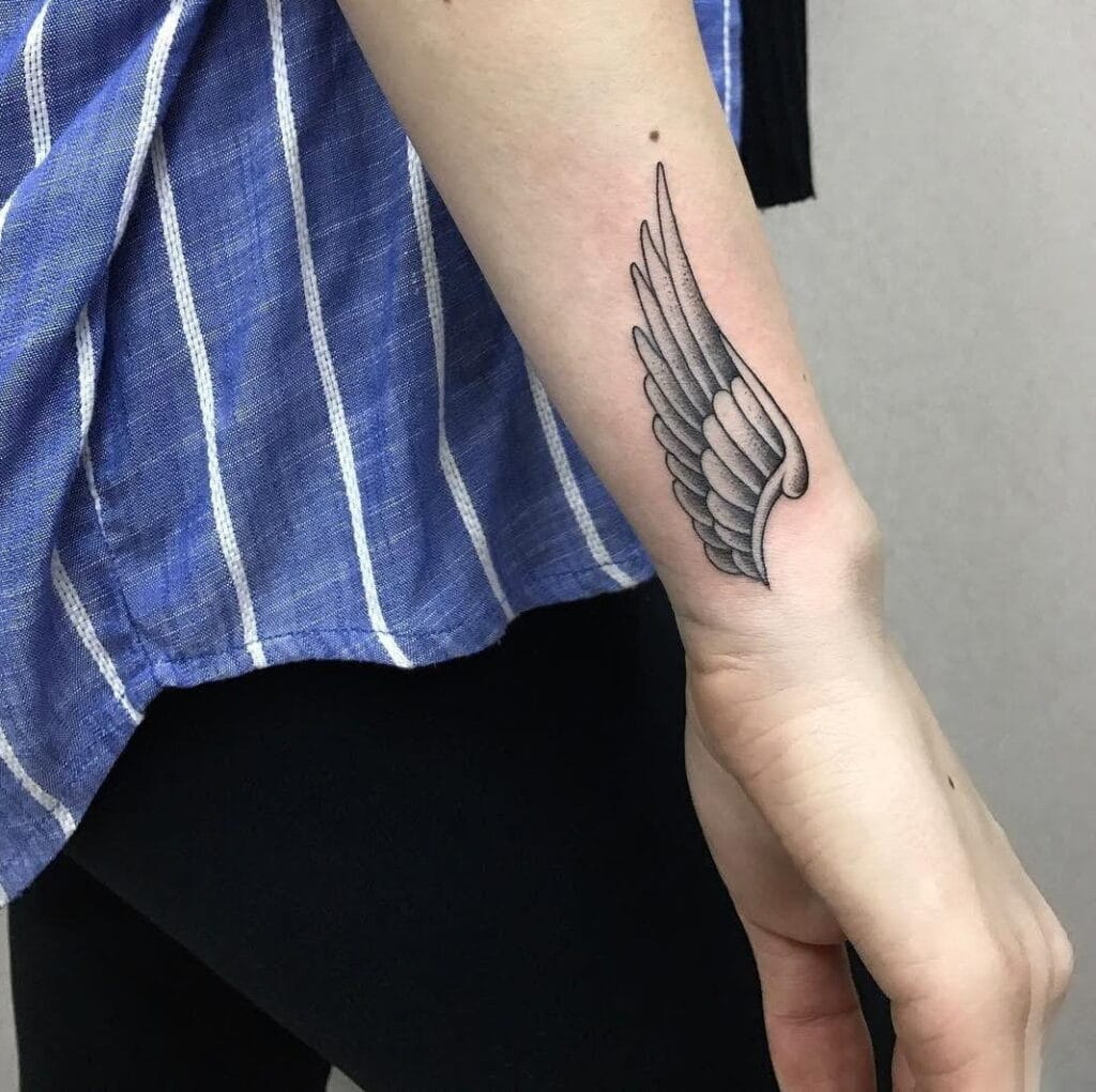 Tattoo cánh thiên thần mini ở cánh tay