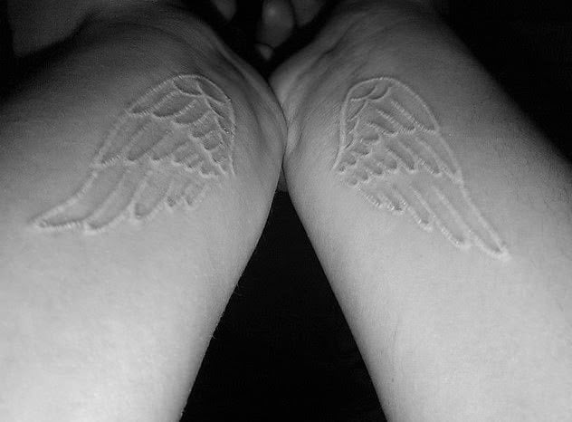 Tattoo cánh thiên thần xăm ở đầu gối chân