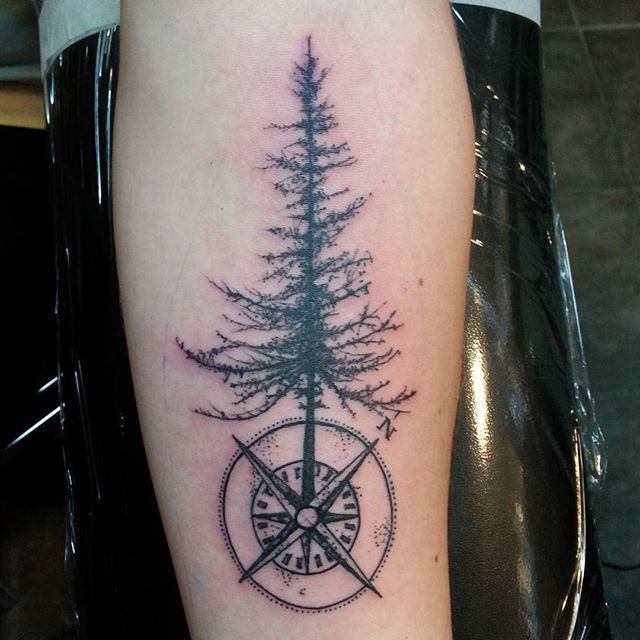 Tattoo cây thông la bàn ấn tượng
