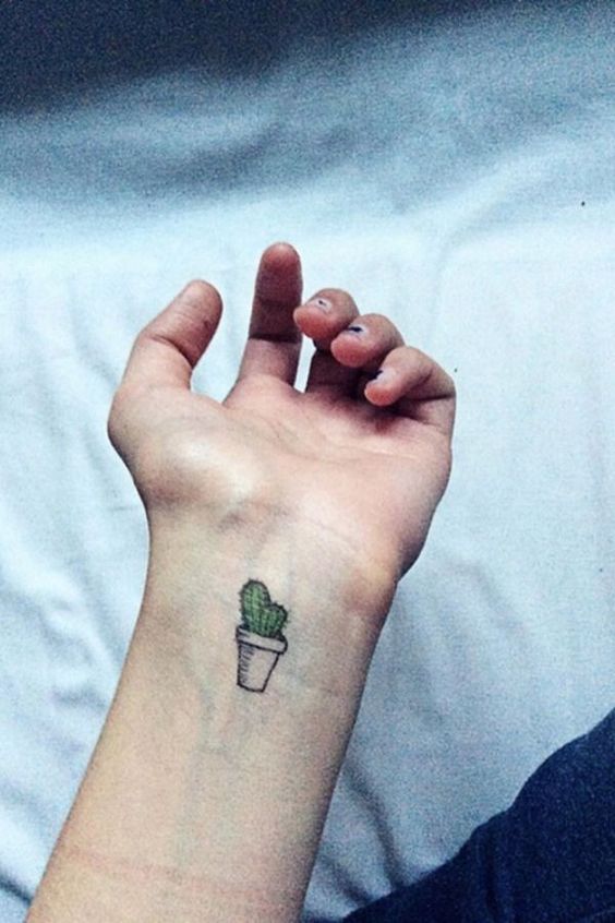 Tattoo cây xương rồng ở cổ tay khiến giới trẻ say mê