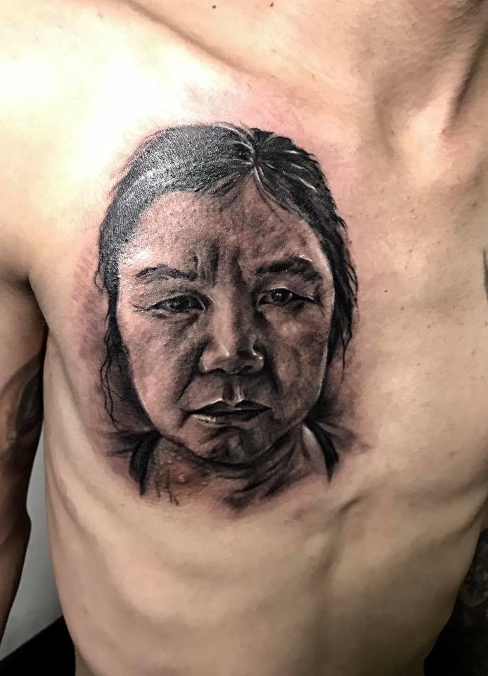Tattoo chân dung mẹ ấn tượng