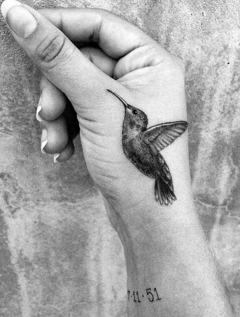 Tattoo chim ruồi nói về cuộc sống mong manh