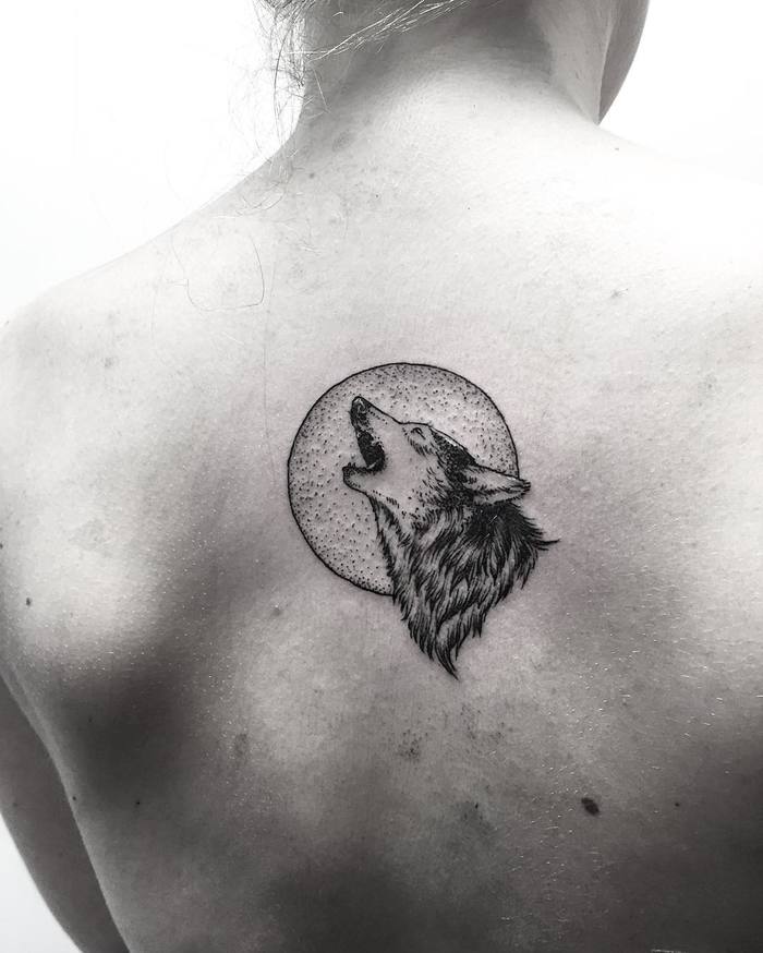 Tattoo chó sói mini cho phái nữ ở lưng