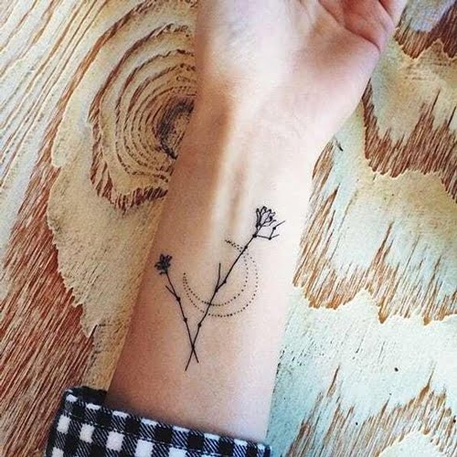 Tattoo chòm sao song ngư biến tấu thành thiết kế bông hoa đẹp mắt