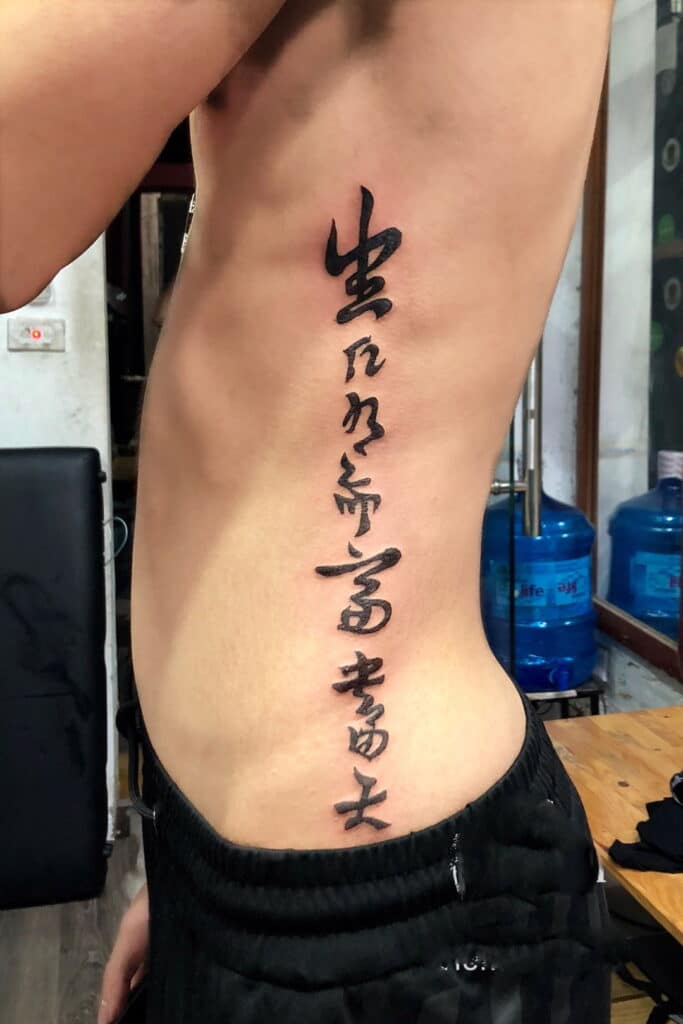 Tattoo chữ Hán ở dọc hông dành cho nam