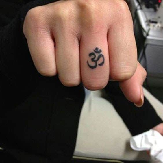 Tattoo chữ Om mini trên ngón tay