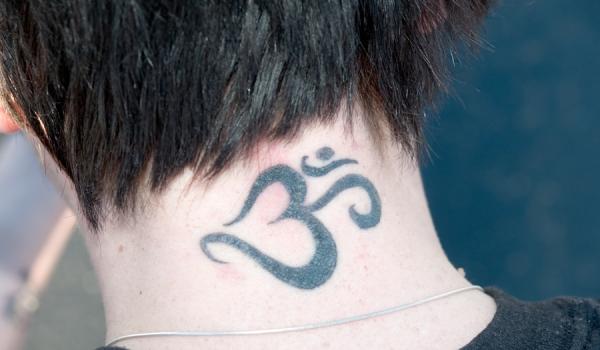 Tattoo chữ Om trên gáy ấn tượng