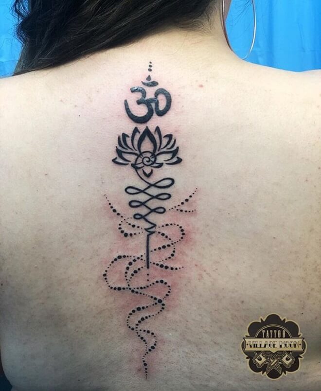 Tattoo chữ Om va hoa sen dọc sống lưng