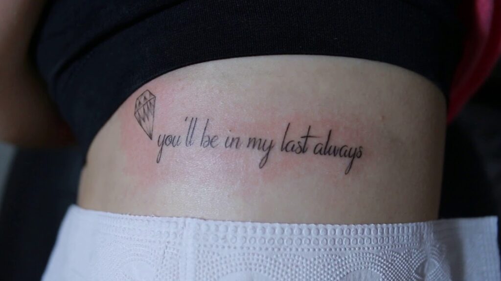 Tattoo chữ bên hông cho con gái