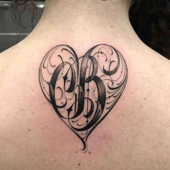 Tattoo chữ cái kiểu nằm trong trái tim độc lạ