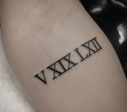 Tattoo chữ cái la mã in hoa
