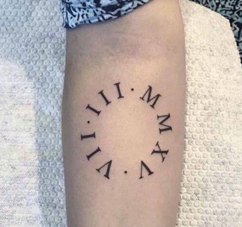 Tattoo chữ cái la mã thành vòng tròn ở tay