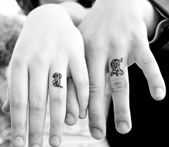 Tattoo chữ cái ở ngón tay thu hút giới trẻ