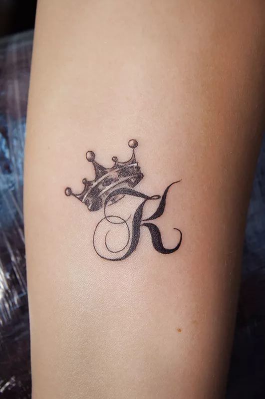 Tattoo chữ cái và vương miện độc đáo