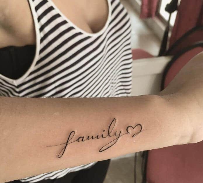 Tattoo chữ family đơn giản và gần gũi