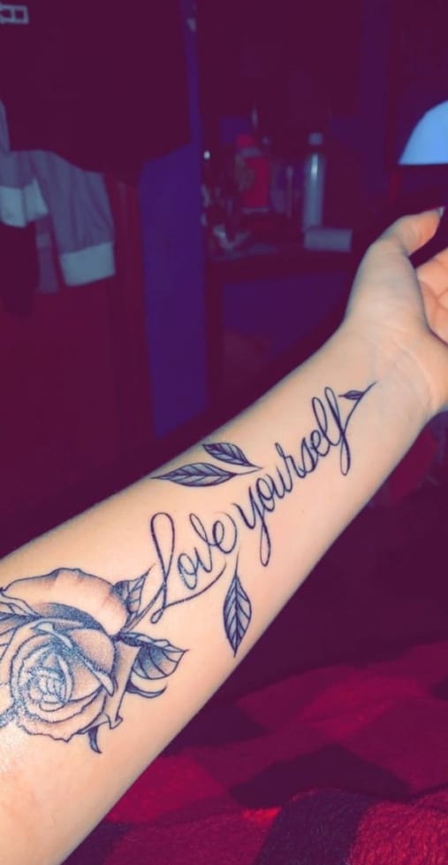 Tattoo chữ love yourself đặc biệt kết hợp cùng hoa hồng
